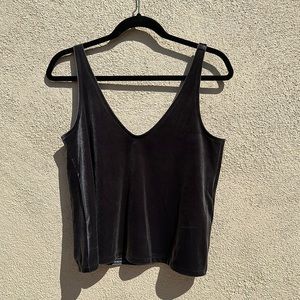 Cute Madewell velvet top. Stretchy and easy to wear. In great condition!